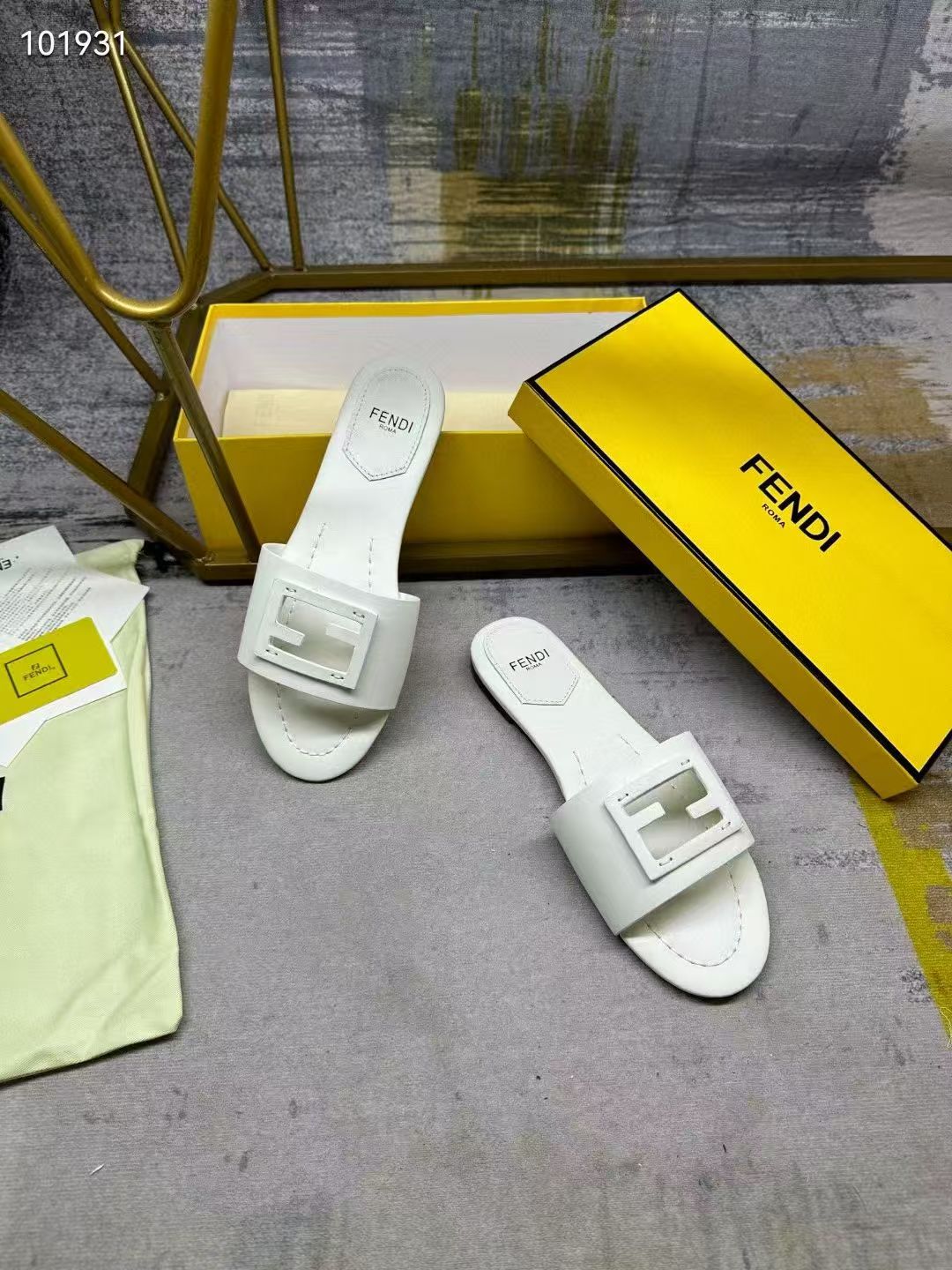 Fendi Slippers Women(AAA)-010