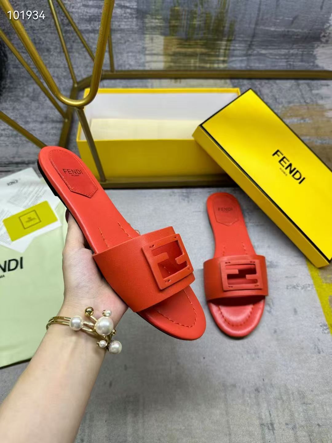 Fendi Slippers Women(AAA)-009