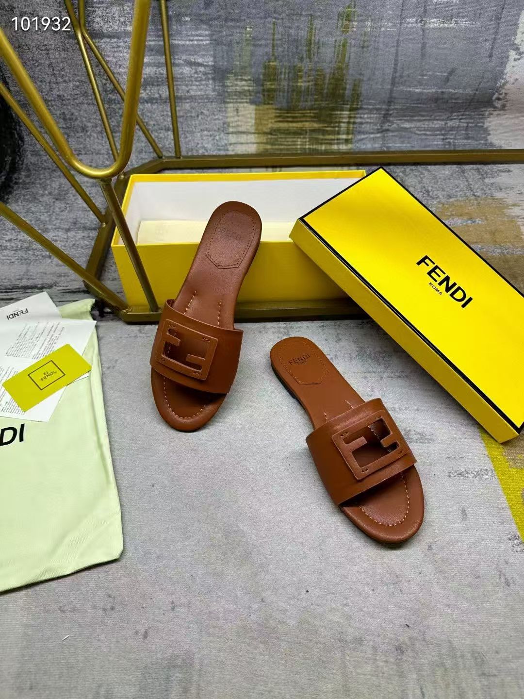 Fendi Slippers Women(AAA)-008