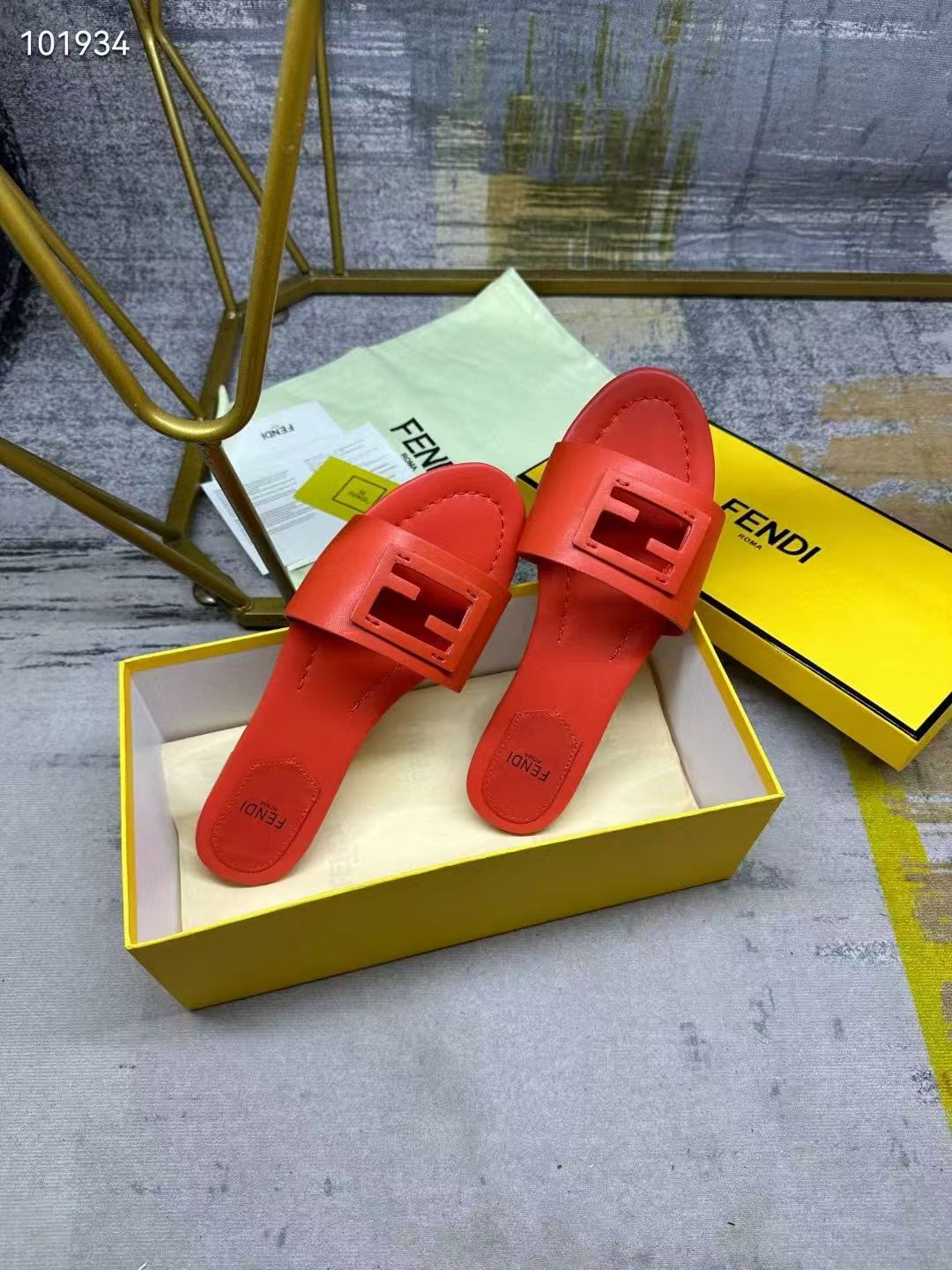 Fendi Slippers Women(AAA)-009