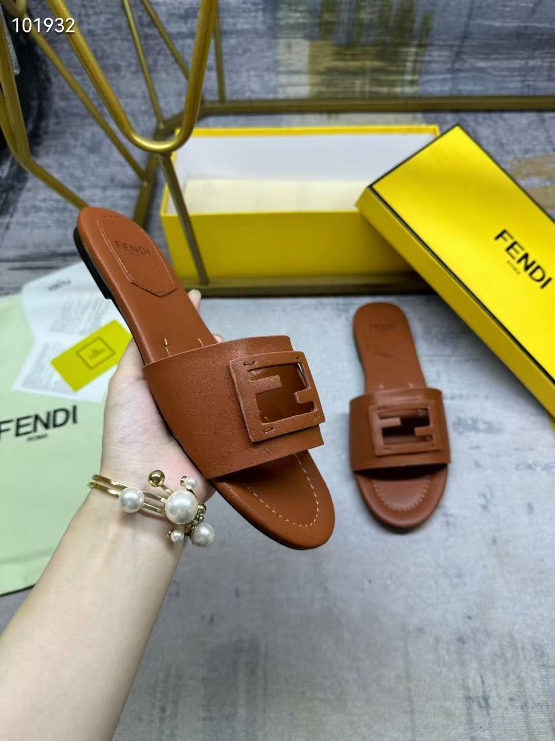 Fendi Slippers Women(AAA)-008
