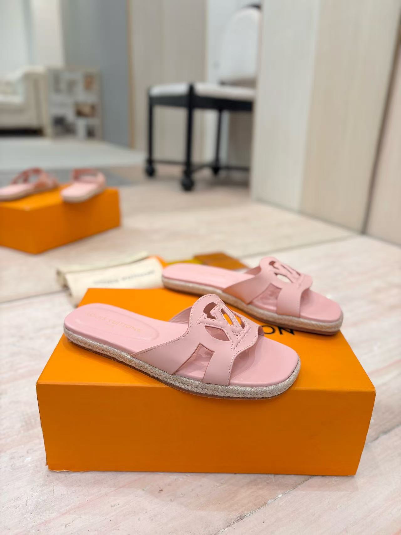 LV Slippers Women(AAA)-035