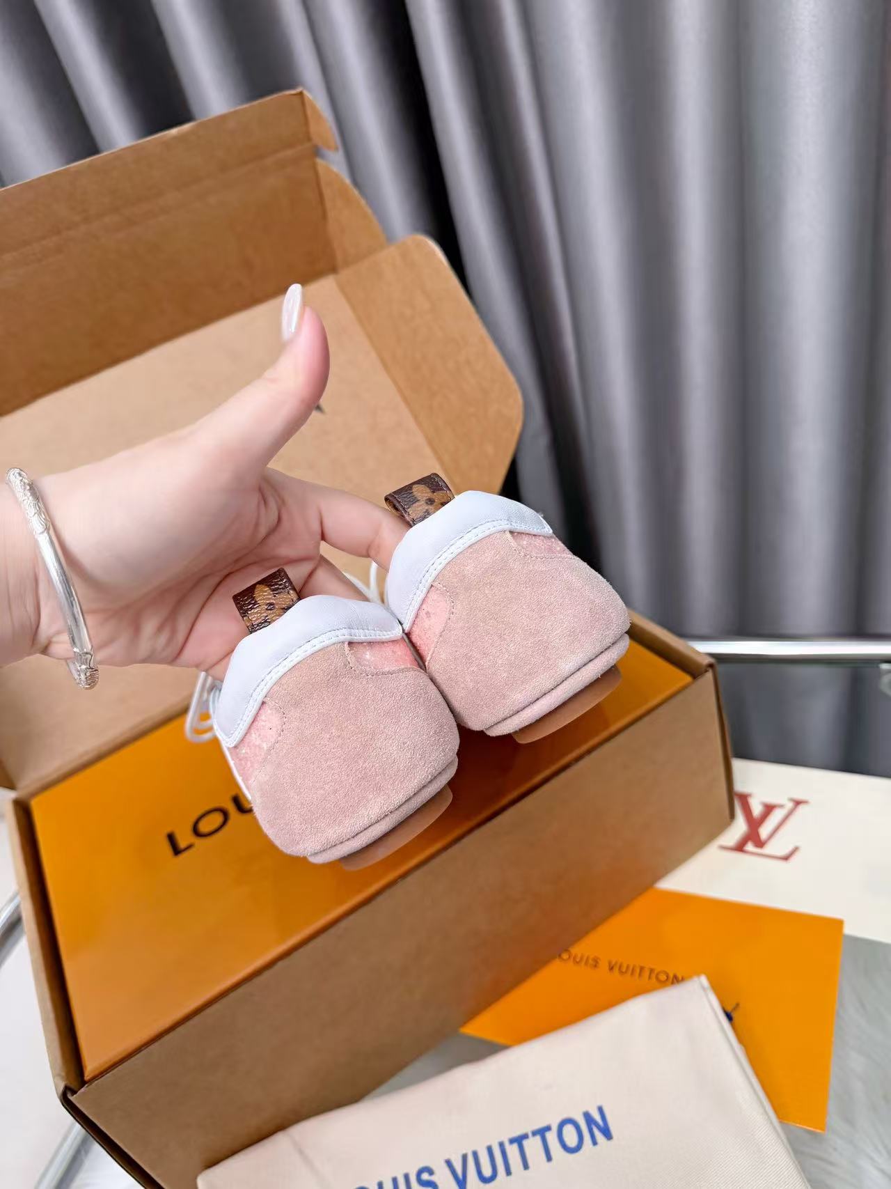 LV Shoes AAA(Women)-105