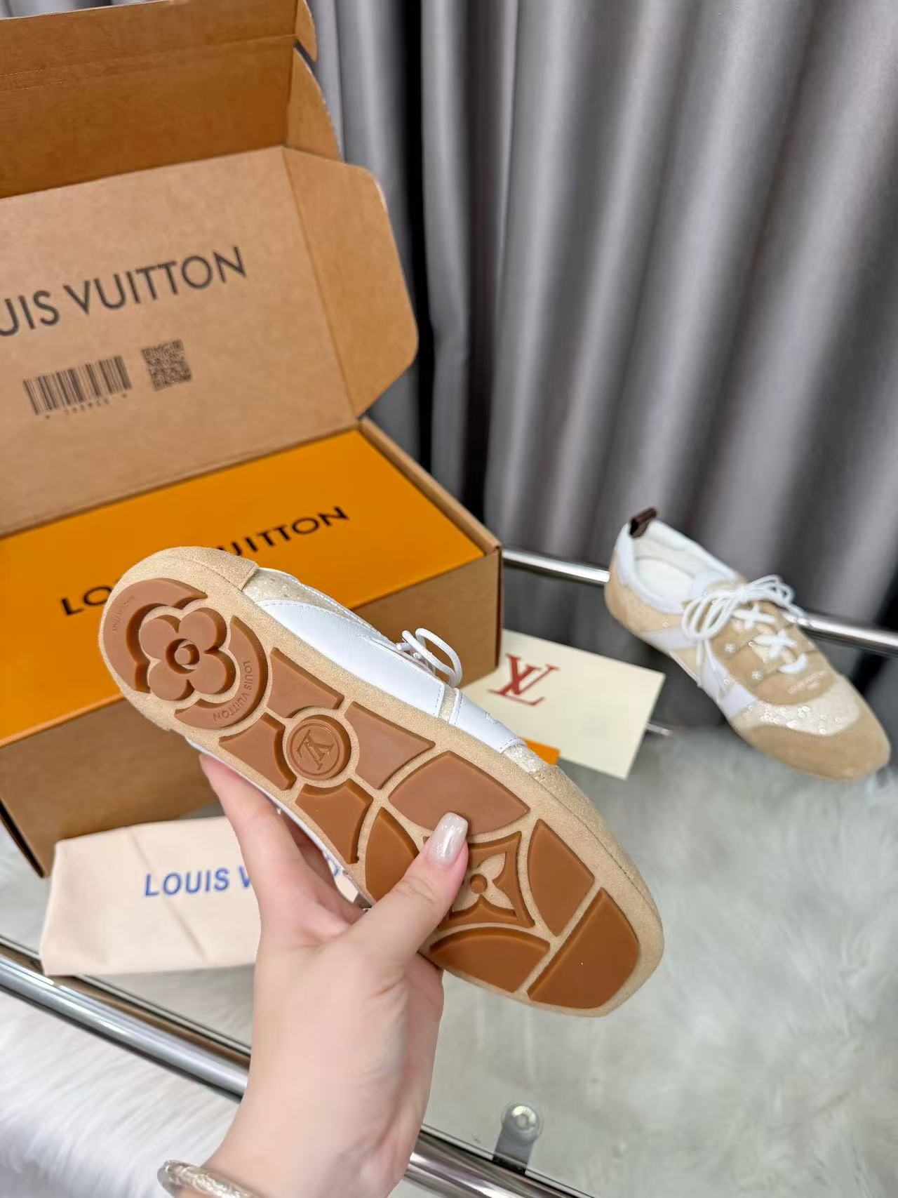 LV Shoes AAA(Women)-107