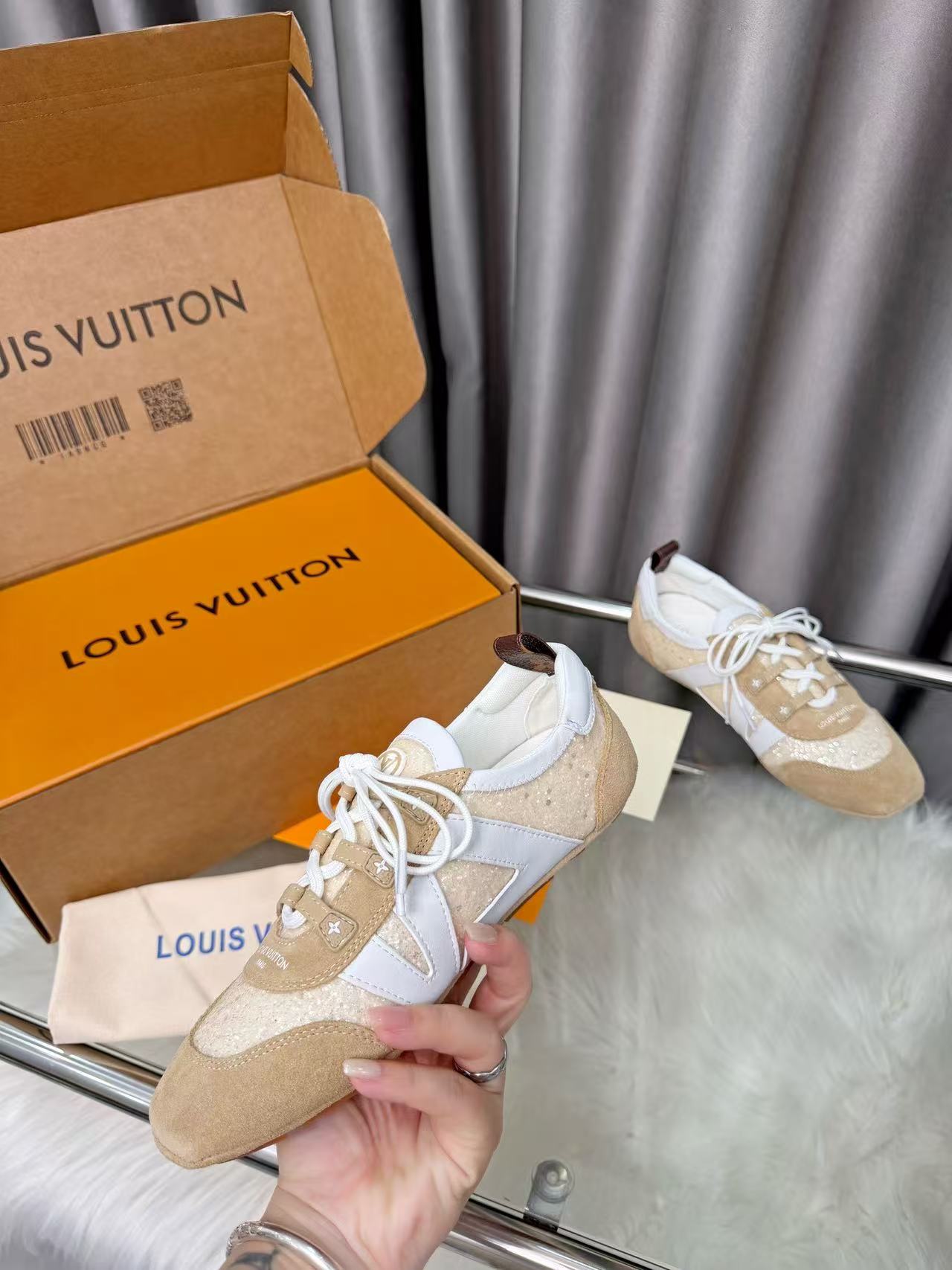 LV Shoes AAA(Women)-107